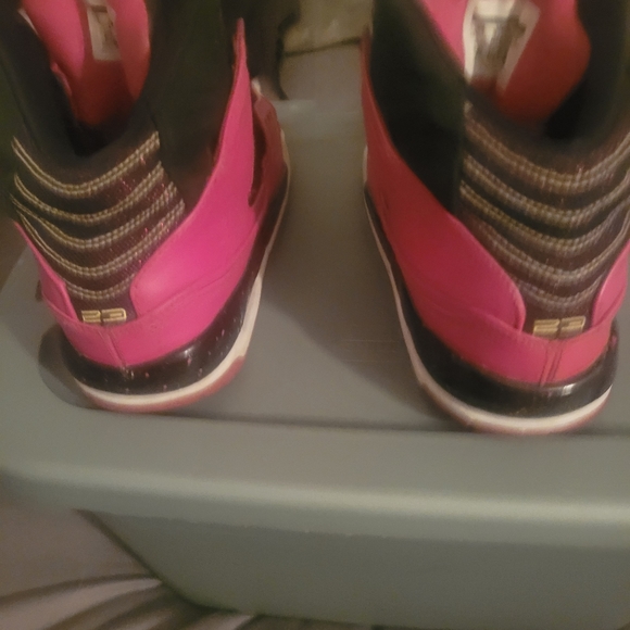 Pink and  black Jordan's - Picture 3 of 3
